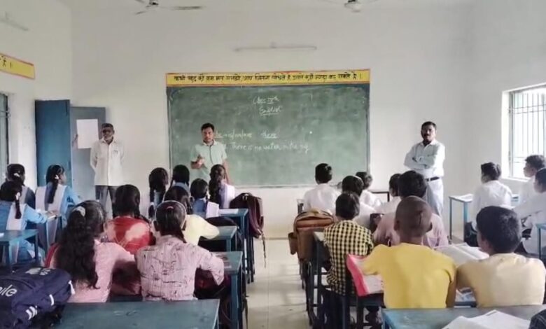 शिक्षकों की पदस्थापना से बदला विद्यालय का परिदृश्य शिक्षकों की पदस्थापना हायर सेकंडरी स्कूल घुंचापाली में दिखने लगे सकारात्मक परिणाम रायपुर, 05 जुलाई 2025 राज्य शासन की युक्तियुक्तकरण नीति के प्रभावी क्रियान्वयन से प्रदेश के विद्यालयों में गुणवत्तापूर्ण शिक्षा की दिशा में उल्लेखनीय प्रगति हो रही है। महासमुंद जिले के बागबाहरा विकासखंड अंतर्गत शासकीय हायर सेकंडरी स्कूल, घुंचापाली इसका एक सशक्त उदाहरण है। जहाँ पूर्व में शिक्षकों की कमी के कारण शैक्षणिक गतिविधियाँ प्रभावित हो रही थीं, वहीं अब अंग्रेजी एवं भौतिकी विषय के शिक्षकों की पदस्थापना से न केवल पठन-पाठन में गुणवत्ता आई है, बल्कि विद्यार्थियों की संख्या में भी उल्लेखनीय वृद्धि दर्ज की गई है। विद्यालय में अंग्रेजी विषय के व्याख्याता श्री संजय गिरी गोस्वामी एवं भौतिकी विषय के लिए व्याख्याता श्रीमती तिर्की मैडम की पदस्थापना से शिक्षा का स्तर बेहतर हुआ है। इन विषयों के शिक्षक लंबे समय से विद्यालय में नहीं थे, जिसके चलते विद्यार्थियों के प्रवेश में गिरावट आ रही थी और कई छात्र जाने लगे थे। युक्तियुक्तकरण की बदौलत विद्यालय में नया शैक्षणिक वातावरण निर्मित किया है। विद्यालय के प्रभारी प्राचार्य ने बताया कि शिक्षक उपलब्ध न होने के कारण पूर्व में कक्षा 9 में बच्चों का प्रवेश न के बराबर था। स्थिति इतनी गंभीर थी कि पूर्व में दर्ज छात्र भी स्थानांतरण प्रमाणपत्र (टीसी) लेकर विद्यालय छोड़ रहे थे। परंतु वर्तमान शैक्षणिक सत्र में दिनांक 05 जुलाई 2025 तक कक्षा 9 में 48 विद्यार्थियों ने प्रवेश लिया है, जिससे विद्यालय की कुल दर्ज संख्या बढ़कर 87 हो गई है। जिला शिक्षा अधिकारी ने विधालय के निरीक्षण के दौरान शिक्षकों का उत्साहवर्धन करते हुए कहा कि विद्यालय में आवश्यक भौतिक संसाधनों की पूर्ति हेतु विभागीय स्तर पर हरसंभव सहयोग प्रदान किया जाएगा। शिक्षकों की पदस्थापना से बदला विद्यालय का परिदृश्य शिक्षकों की पदस्थापना हायर सेकंडरी स्कूल घुंचापाली में दिखने लगे सकारात्मक परिणाम रायपुर, 05 जुलाई 2025 राज्य शासन की युक्तियुक्तकरण नीति के प्रभावी क्रियान्वयन से प्रदेश के विद्यालयों में गुणवत्तापूर्ण शिक्षा की दिशा में उल्लेखनीय प्रगति हो रही है। महासमुंद जिले के बागबाहरा विकासखंड अंतर्गत शासकीय हायर सेकंडरी स्कूल, घुंचापाली इसका एक सशक्त उदाहरण है। जहाँ पूर्व में शिक्षकों की कमी के कारण शैक्षणिक गतिविधियाँ प्रभावित हो रही थीं, वहीं अब अंग्रेजी एवं भौतिकी विषय के शिक्षकों की पदस्थापना से न केवल पठन-पाठन में गुणवत्ता आई है, बल्कि विद्यार्थियों की संख्या में भी उल्लेखनीय वृद्धि दर्ज की गई है। विद्यालय में अंग्रेजी विषय के व्याख्याता श्री संजय गिरी गोस्वामी एवं भौतिकी विषय के लिए व्याख्याता श्रीमती तिर्की मैडम की पदस्थापना से शिक्षा का स्तर बेहतर हुआ है। इन विषयों के शिक्षक लंबे समय से विद्यालय में नहीं थे, जिसके चलते विद्यार्थियों के प्रवेश में गिरावट आ रही थी और कई छात्र जाने लगे थे। युक्तियुक्तकरण की बदौलत विद्यालय में नया शैक्षणिक वातावरण निर्मित किया है। विद्यालय के प्रभारी प्राचार्य ने बताया कि शिक्षक उपलब्ध न होने के कारण पूर्व में कक्षा 9 में बच्चों का प्रवेश न के बराबर था। स्थिति इतनी गंभीर थी कि पूर्व में दर्ज छात्र भी स्थानांतरण प्रमाणपत्र (टीसी) लेकर विद्यालय छोड़ रहे थे। परंतु वर्तमान शैक्षणिक सत्र में दिनांक 05 जुलाई 2025 तक कक्षा 9 में 48 विद्यार्थियों ने प्रवेश लिया है, जिससे विद्यालय की कुल दर्ज संख्या बढ़कर 87 हो गई है। जिला शिक्षा अधिकारी ने विधालय के निरीक्षण के दौरान शिक्षकों का उत्साहवर्धन करते हुए कहा कि विद्यालय में आवश्यक भौतिक संसाधनों की पूर्ति हेतु विभागीय स्तर पर हरसंभव सहयोग प्रदान किया जाएगा।