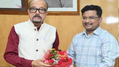 रायपुर : राज्यपाल डेका से आदिम जाति विभाग के प्रमुख सचिव श्री बोरा ने की सौजन्य भेंट