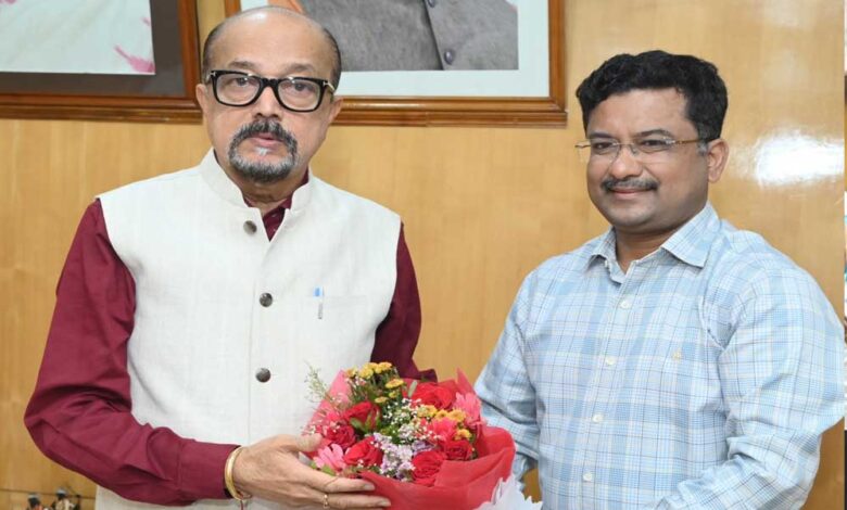 रायपुर : राज्यपाल डेका से आदिम जाति विभाग के प्रमुख सचिव श्री बोरा ने की सौजन्य भेंट रायपुर : राज्यपाल डेका से आदिम जाति विभाग के प्रमुख सचिव श्री बोरा ने की सौजन्य भेंट