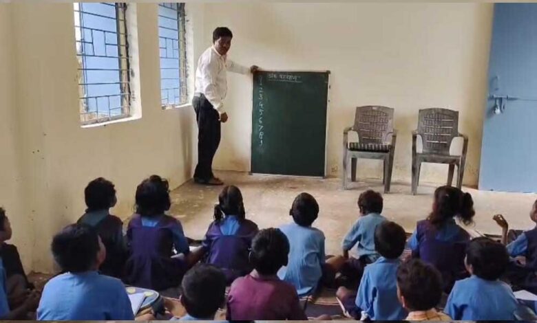 : युक्तियुक्तकरण से लौटी स्कूलों की रौनक, स्कूलों में फिर सुनाई दे रहे हिंदी अंग्रेजी के पाठ और गणित के सवालों की गूंज : युक्तियुक्तकरण से लौटी स्कूलों की रौनक, स्कूलों में फिर सुनाई दे रहे हिंदी अंग्रेजी के पाठ और गणित के सवालों की गूंज