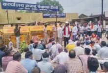 नगर पंचायत के सामने धरने पर बैठे व्यापारी, नगर की समस्याओं को लेकर डौंडी बंद