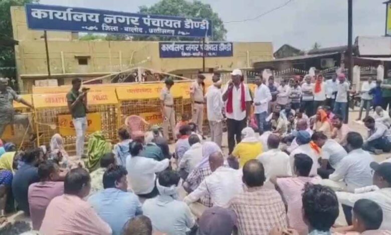 नगर पंचायत के सामने धरने पर बैठे व्यापारी, नगर की समस्याओं को लेकर डौंडी बंद नगर पंचायत के सामने धरने पर बैठे व्यापारी, नगर की समस्याओं को लेकर डौंडी बंद