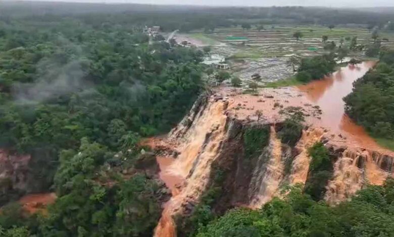मानसून की फुहारों के साथ ही बस्तर की धरती ने ओढ़ी हरियाली की चादर, चित्रकोट और तीरथगढ़ जलप्रपात बने सैलानियों के आकर्षण का केंद्र मानसून की फुहारों के साथ ही बस्तर की धरती ने ओढ़ी हरियाली की चादर, चित्रकोट और तीरथगढ़ जलप्रपात बने सैलानियों के आकर्षण का केंद्र
