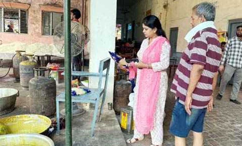 बलौदाबाजार : त्योहारी सीजन में खाद्य एवं औषधि प्रशासन क़ी टीम ने चलाया जांच अभियान बलौदाबाजार : त्योहारी सीजन में खाद्य एवं औषधि प्रशासन क़ी टीम ने चलाया जांच अभियान