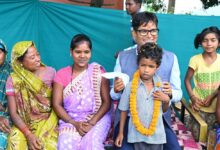 रायपुर : बिरहोर परिवार के गृह प्रवेश में पहुंचे वित्त मंत्री ओ.पी.चौधरी, परिवार के नन्हे बच्चे से कटवाया फीता