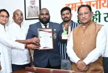छत्तीसगढ़ के प्रेम राजन रौतिया ने इंटरनेशनल पावरलिफ्टिंग में दिलाया स्वर्ण पदक, मुख्यमंत्री साय से की मुलाकात,मुख्यमंत्री ने दी बधाई, कहा – युवा खिलाड़ियों की उपलब्धि पूरे प्रदेश की प्रेरणा..