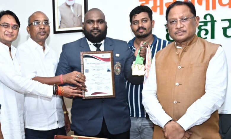 छत्तीसगढ़ के प्रेम राजन रौतिया ने इंटरनेशनल पावरलिफ्टिंग में दिलाया स्वर्ण पदक, मुख्यमंत्री साय से की मुलाकात,मुख्यमंत्री ने दी बधाई, कहा – युवा खिलाड़ियों की उपलब्धि पूरे प्रदेश की प्रेरणा.. छत्तीसगढ़ के प्रेम राजन रौतिया ने इंटरनेशनल पावरलिफ्टिंग में दिलाया स्वर्ण पदक, मुख्यमंत्री साय से की मुलाकात,मुख्यमंत्री ने दी बधाई, कहा – युवा खिलाड़ियों की उपलब्धि पूरे प्रदेश की प्रेरणा..