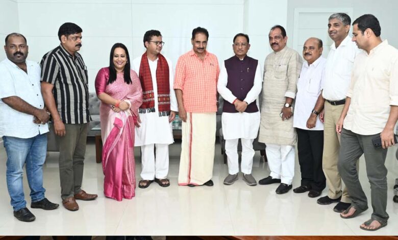 मुख्यमंत्री साय से केरल एवं ओडिशा के सांसदों के प्रतिनिधिमंडल ने की सौजन्य मुलाकात मुख्यमंत्री साय से केरल एवं ओडिशा के सांसदों के प्रतिनिधिमंडल ने की सौजन्य मुलाकात