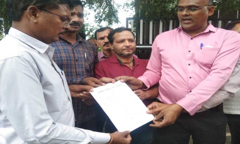 अतिथि शिक्षकों ने मुख्यमंत्री के नाम तहसीलदार को सोपा ज्ञापन‌‌