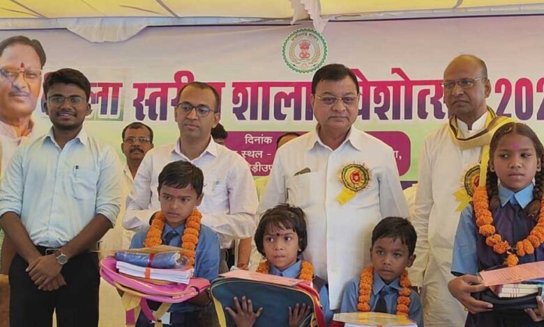 रायपुर : शिक्षा हमारे जीवन की सबसे बड़ी पूंजी: मंत्री लखन लाल देवांगन रायपुर : शिक्षा हमारे जीवन की सबसे बड़ी पूंजी: मंत्री लखन लाल देवांगन