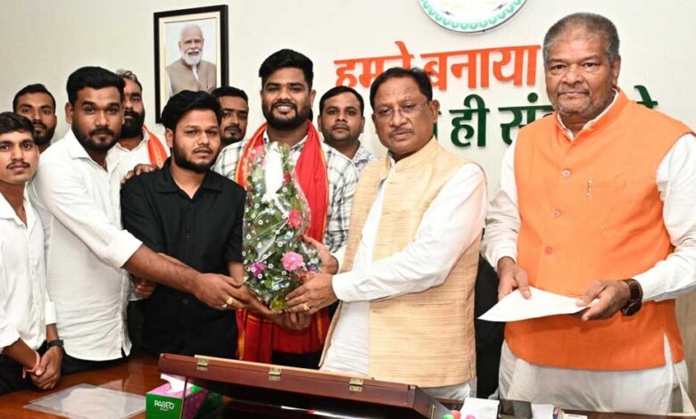 मुख्यमंत्री साय से रजक समाज के प्रतिनिधि मंडल ने की सौजन्य भेंट, राज्य स्तरीय युवा सम्मेलन में शामिल होने का दिया आमंत्रण मुख्यमंत्री साय से रजक समाज के प्रतिनिधि मंडल ने की सौजन्य भेंट, राज्य स्तरीय युवा सम्मेलन में शामिल होने का दिया आमंत्रण
