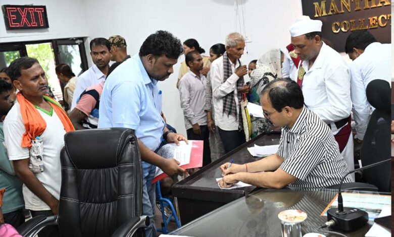 कलेक्टर ने जनदर्शन में सुनी लोगों की समस्याएं कलेक्टर ने जनदर्शन में सुनी लोगों की समस्याएं