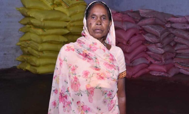 पर्याप्त मात्रा में किसानों को मिल रहा खाद एवं बीज पर्याप्त मात्रा में किसानों को मिल रहा खाद एवं बीज