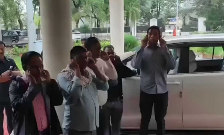 कवर्धा में कलेक्टर गोपाल वर्मा ने देर से आने वाले कर्मचारियों को कान पकड़कर उठक-बैठक लगवाई कवर्धा में कलेक्टर गोपाल वर्मा ने देर से आने वाले कर्मचारियों को कान पकड़कर उठक-बैठक लगवाई