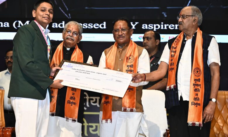 छत्तीसगढ़ ने शिक्षा के क्षेत्र में हासिल किया नया मुकाम:नई शिक्षा नीति से बदली तस्वीर, छत्तीसगढ़ में स्थानीय भाषाओं में मिल रही शिक्षा,मुख्यमंत्री ने पीएसवाय उत्कृष्टता सम्मान समारोह में प्रतिभावान छात्र-छात्राओं को किया सम्मानित… छत्तीसगढ़ ने शिक्षा के क्षेत्र में हासिल किया नया मुकाम:नई शिक्षा नीति से बदली तस्वीर, छत्तीसगढ़ में स्थानीय भाषाओं में मिल रही शिक्षा,मुख्यमंत्री ने पीएसवाय उत्कृष्टता सम्मान समारोह में प्रतिभावान छात्र-छात्राओं को किया सम्मानित…