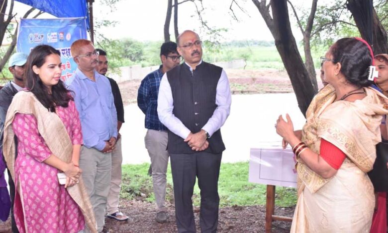 रायपुर : भारत सरकार के अतिरिक्त सचिव ग्रामीण विकास मंत्रालय ने राजनांदगांव में आजीविका, जल संरक्षण और उद्यमिता कार्यों का किया निरीक्षण रायपुर : भारत सरकार के अतिरिक्त सचिव ग्रामीण विकास मंत्रालय ने राजनांदगांव में आजीविका, जल संरक्षण और उद्यमिता कार्यों का किया निरीक्षण