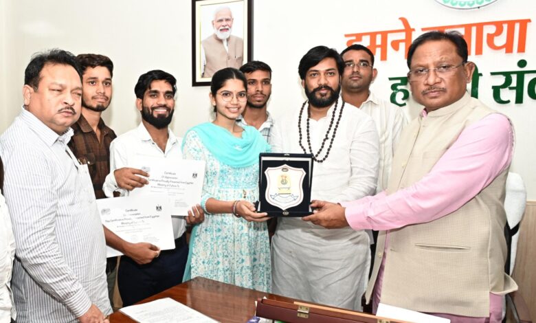 CG NEWS: मुख्यमंत्री विष्णुदेव साय से पंथी नृत्य दल ने की सौजन्य मुलाकात, मिस्र में भारत का प्रतिनिधित्व करने पर दी शुभकामनाएं….