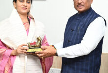 CG NEWS: मुख्यमंत्री विष्णु देव साय से मिलीं ‘वॉटर वुमन’ शिप्रा पाठक, पर्यावरण संरक्षण में उल्लेखनीय कार्य के लिए सीएम ने किया सम्मानित…