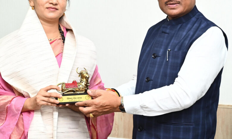 CG NEWS: मुख्यमंत्री विष्णु देव साय से मिलीं ‘वॉटर वुमन’ शिप्रा पाठक, पर्यावरण संरक्षण में उल्लेखनीय कार्य के लिए सीएम ने किया सम्मानित… CG NEWS: मुख्यमंत्री विष्णु देव साय से मिलीं ‘वॉटर वुमन’ शिप्रा पाठक, पर्यावरण संरक्षण में उल्लेखनीय कार्य के लिए सीएम ने किया सम्मानित…