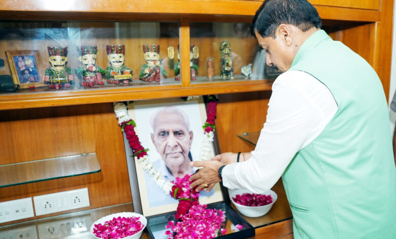 MP NEWS: सीएम मोहन यादव और डिप्टी सीएम राजेंद्र शुक्ल ने रेल मंत्री अश्विनी वैष्णव के पिता को दी श्रद्धांजलि… MP NEWS: सीएम मोहन यादव और डिप्टी सीएम राजेंद्र शुक्ल ने रेल मंत्री अश्विनी वैष्णव के पिता को दी श्रद्धांजलि…