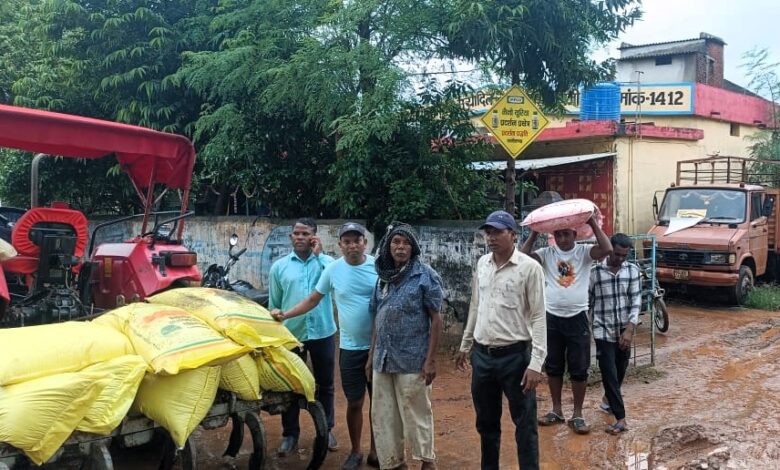 सेवा सहकारी समिति कुसुमकसा में यूरिया तथा एस.एस.पी. उर्वरक का किसानों द्वारा किया जा रहा है लगातार उठाव… सेवा सहकारी समिति कुसुमकसा में यूरिया तथा एस.एस.पी. उर्वरक का किसानों द्वारा किया जा रहा है लगातार उठाव…