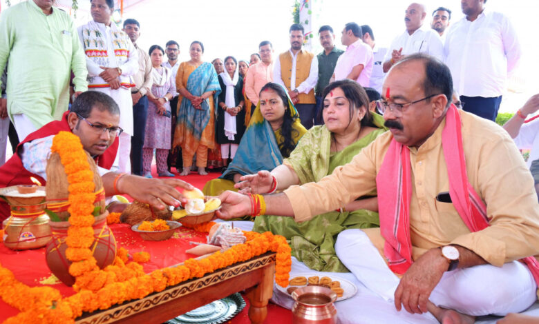 उप मुख्यमंत्री अरुण साव ने सपरिवार मनाया हरेली पर्व, कृषि औजारों की पूजा और गेड़ी का लिया आनंद…. उप मुख्यमंत्री अरुण साव ने सपरिवार मनाया हरेली पर्व, कृषि औजारों की पूजा और गेड़ी का लिया आनंद….
