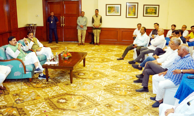 MP NEWS: मुख्यमंत्री डॉ. मोहन यादव की उद्योग प्रतिनिधियों से भेंट, सागौन वन संपदा और संयुक्त सहयोग पर दिया जोर… MP NEWS: मुख्यमंत्री डॉ. मोहन यादव की उद्योग प्रतिनिधियों से भेंट, सागौन वन संपदा और संयुक्त सहयोग पर दिया जोर…