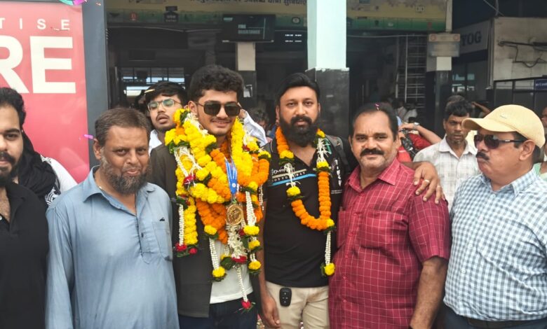 देहरादून में गोल्ड जीतकर लौटे अयान ख्वाजा का रायपुर रेलवे स्टेशन पर भव्य स्वागत देहरादून में गोल्ड जीतकर लौटे अयान ख्वाजा का रायपुर रेलवे स्टेशन पर भव्य स्वागत