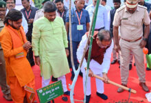 ‘एक पेड़ मां के नाम 2.0’ अभियान में शामिल हुए मुख्यमंत्री विष्णु देव साय, विधानसभा परिसर में किया गुलमोहर का पौधारोपण….