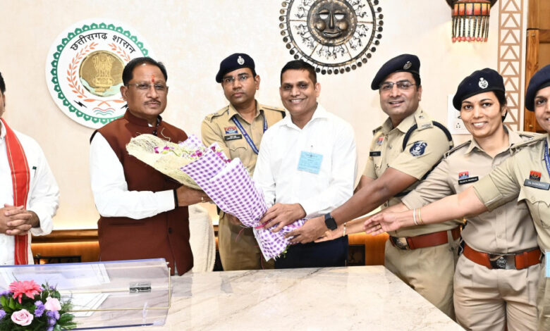मुख्यमंत्री विष्णु देव साय से राज्य पुलिस सेवा अधिकारियों ने की सौजन्य भेंट, वरिष्ठ प्रवर श्रेणी वेतनमान के निर्णय पर जताया आभार…. मुख्यमंत्री विष्णु देव साय से राज्य पुलिस सेवा अधिकारियों ने की सौजन्य भेंट, वरिष्ठ प्रवर श्रेणी वेतनमान के निर्णय पर जताया आभार….