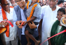 वित्त मंत्री ओ.पी. चौधरी पहुंचे बिरहोर परिवारों के बीच, परिवार के नन्हे बच्चे से कटवाया फीता….