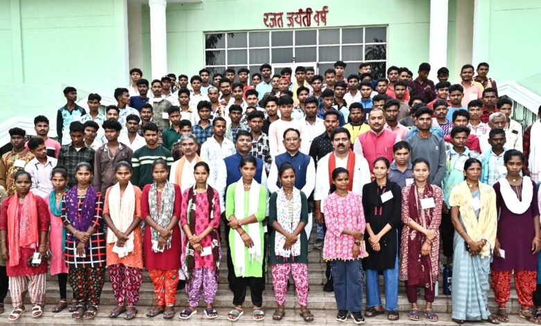 मुख्यमंत्री विष्णुदेव साय ने छात्रों से की आत्मीय भेंट: कहा- बच्चों के उज्ज्वल भविष्य के लिए सरकार है प्रतिबद्ध… मुख्यमंत्री विष्णुदेव साय ने छात्रों से की आत्मीय भेंट: कहा- बच्चों के उज्ज्वल भविष्य के लिए सरकार है प्रतिबद्ध…