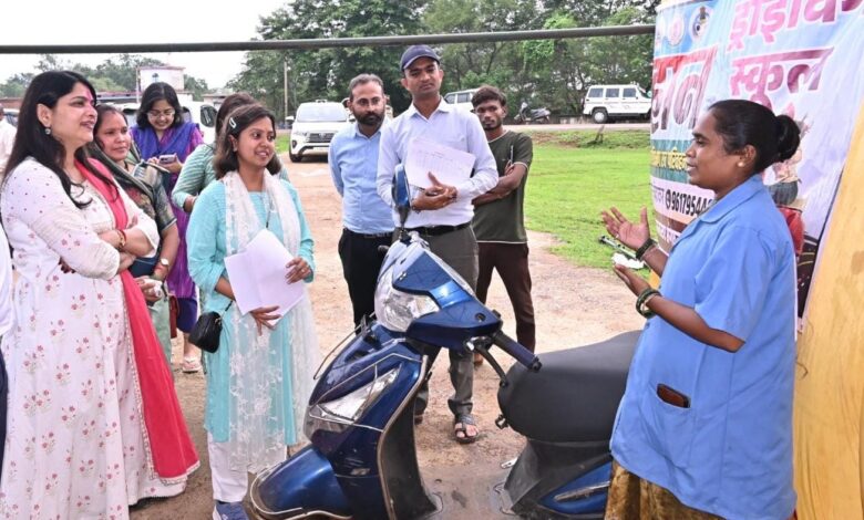 छत्तीसगढ़ की “स्कूटी दीदी” एनु बनीं आत्मनिर्भरता की मिसाल, मुख्यमंत्री विष्णु देव साय ने किया सम्मानित…. छत्तीसगढ़ की “स्कूटी दीदी” एनु बनीं आत्मनिर्भरता की मिसाल, मुख्यमंत्री विष्णु देव साय ने किया सम्मानित….