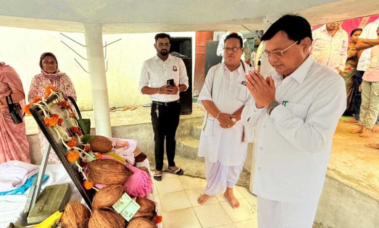 गुरु पूर्णिमा पर उद्योग मंत्री श्री देवांगन में सद्गुरु कबीर आश्रम में की पूजा अर्चना कर लिया आशीर्वाद, प्रदेश वासियों के खुशहाली की कामना की