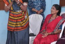 हाईवा जैसी भारी वाहनों को आसानी से ऑपरेट करती है जेसीबी दीदी