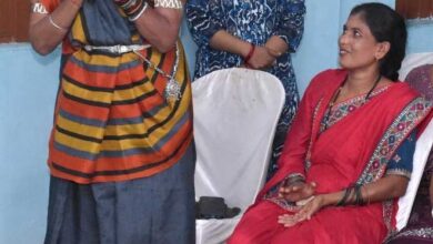 हाईवा जैसी भारी वाहनों को आसानी से ऑपरेट करती है जेसीबी दीदी