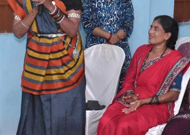 हाईवा जैसी भारी वाहनों को आसानी से ऑपरेट करती है जेसीबी दीदी