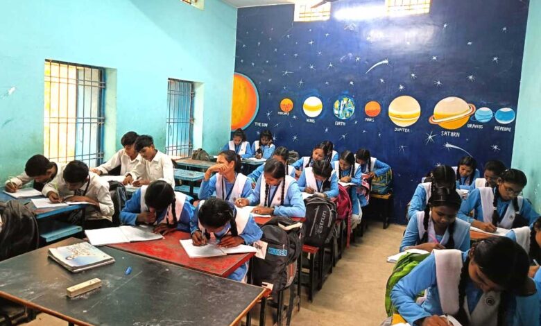 अंग्रेजी, गणित और कला विषयों के शिक्षकों की नियुक्ति से बच्चों और पालकों में जगी नई उम्मीद अंग्रेजी, गणित और कला विषयों के शिक्षकों की नियुक्ति से बच्चों और पालकों में जगी नई उम्मीद