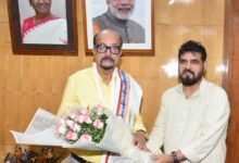 राज्यपाल श्री डेका से छत्तीसगढ़ खादी एवं ग्रामोद्योग बोर्ड के अध्यक्ष ने की सौजन्य भेंट
