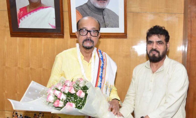 राज्यपाल श्री डेका से छत्तीसगढ़ खादी एवं ग्रामोद्योग बोर्ड के अध्यक्ष ने की सौजन्य भेंट राज्यपाल श्री डेका से छत्तीसगढ़ खादी एवं ग्रामोद्योग बोर्ड के अध्यक्ष ने की सौजन्य भेंट