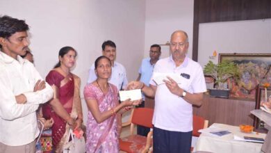 सांसद बृजमोहन ने 334 हितग्राहियों को सौंपे 35 लाख रुपए के चेक