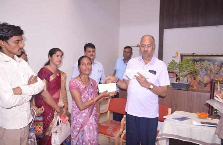 सांसद बृजमोहन ने 334 हितग्राहियों को सौंपे 35 लाख रुपए के चेक सांसद बृजमोहन ने 334 हितग्राहियों को सौंपे 35 लाख रुपए के चेक