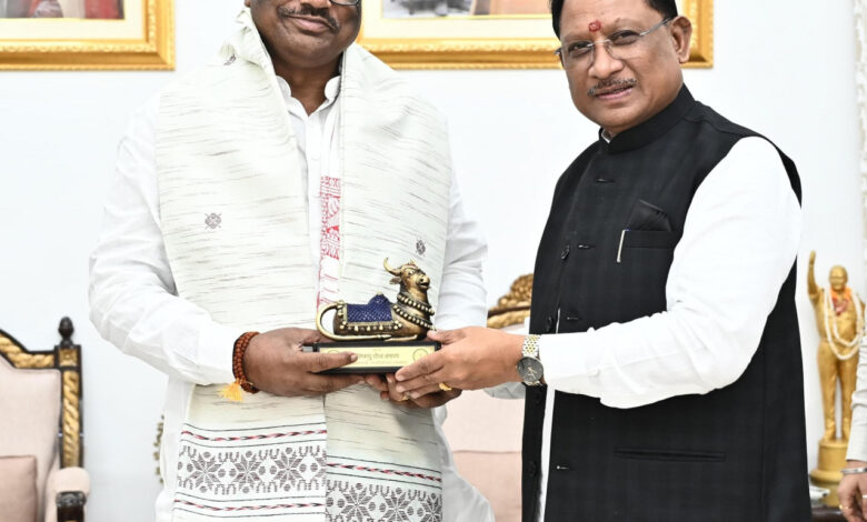 केंद्रीय जनजातीय कार्य राज्य मंत्री दुर्गा दास उइके की मुख्यमंत्री विष्णु देव साय से सौजन्य भेंट, जनजातीय विकास पर हुई व्यापक चर्चा….