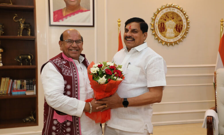 MP News: मुख्यमंत्री डॉ. मोहन यादव से मिले जनजाति आयोग के अध्यक्ष, प्रकरण पर सरकार की कार्रवाई से संतुष्ट होकर दौरा किया निरस्त… MP News: मुख्यमंत्री डॉ. मोहन यादव से मिले जनजाति आयोग के अध्यक्ष, प्रकरण पर सरकार की कार्रवाई से संतुष्ट होकर दौरा किया निरस्त…
