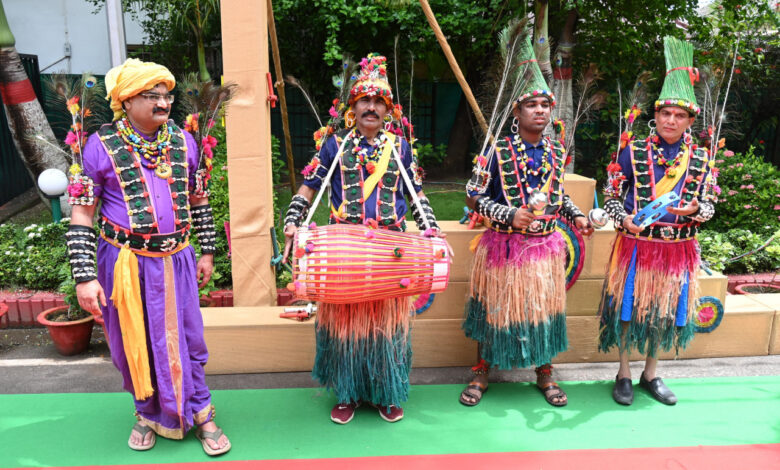मुख्यमंत्री निवास में हरेली उत्सव: पारंपरिक लोक यंत्रों के साथ सुंदर नाचा का हो रहा आयोजन… मुख्यमंत्री निवास में हरेली उत्सव: पारंपरिक लोक यंत्रों के साथ सुंदर नाचा का हो रहा आयोजन…