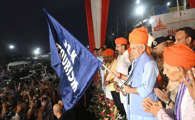 अमरनाथ यात्रा आज से शुरू, LG मनोज सिन्हा ने पहले जत्थे को हरी झंडी दिखाकर किया रवाना