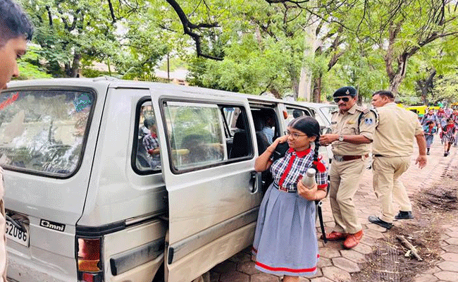 कलेक्टर श्री आशीष सिंह के निर्देश पर आरटीओ इंदौर ने की स्कूली वाहनों पर कार्यवाही