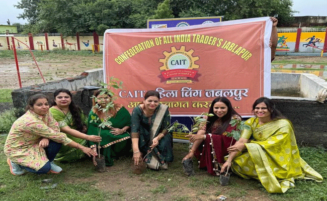 एक पेड़ मां के नाम अवश्य लगे पर्यावरण बचाएं