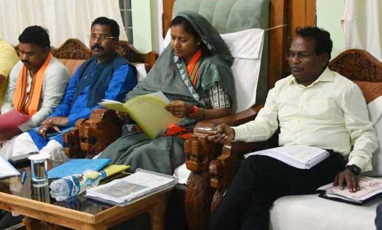 आंगनबाड़ियों की व्यवस्था और कुपोषण उन्मूलन पर ध्यान दें अधिकारी: मंत्री श्रीमती राजवाड़े….