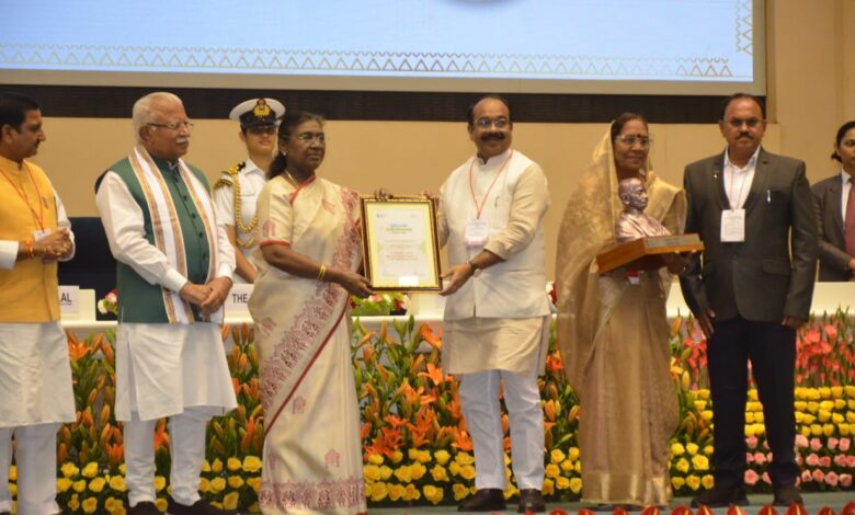 छत्तीसगढ़ ने राष्ट्रीय मंच पर बिखेरी स्वच्छता की चमक, 20 हजार से कम आबादी वाले शहरों में बिल्हा देश का सबसे स्वच्छ शहर, मुख्यमंत्री ने पुरस्कृत नगरीय निकायों को दी बधाई…. छत्तीसगढ़ ने राष्ट्रीय मंच पर बिखेरी स्वच्छता की चमक, 20 हजार से कम आबादी वाले शहरों में बिल्हा देश का सबसे स्वच्छ शहर, मुख्यमंत्री ने पुरस्कृत नगरीय निकायों को दी बधाई….